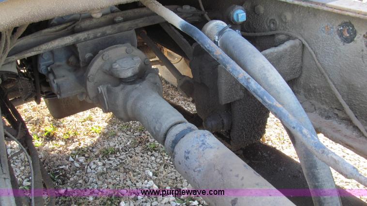 image for item E3681 1980 International 1840 Paystar semi truck