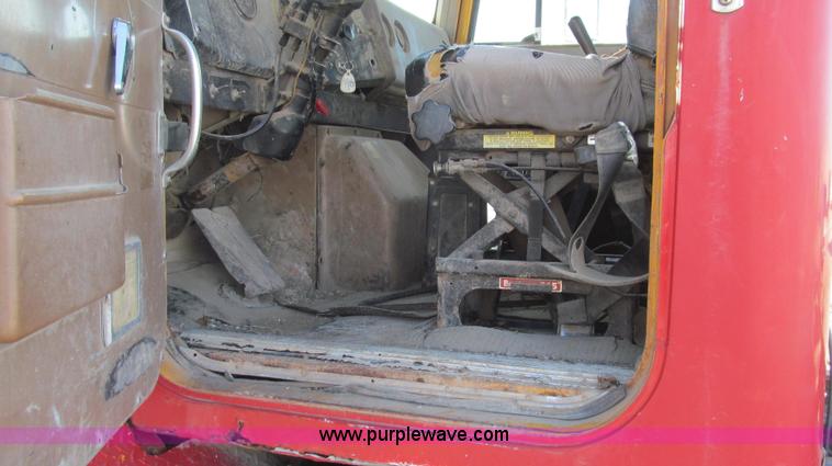 image for item E3681 1980 International 1840 Paystar semi truck