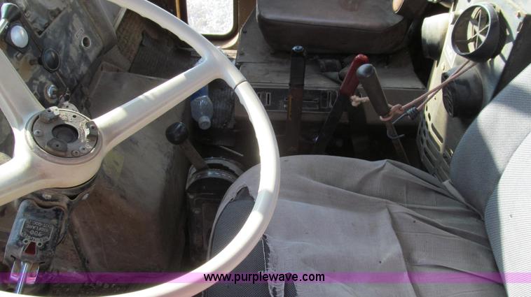 image for item E3681 1980 International 1840 Paystar semi truck