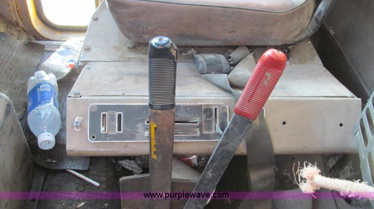 image for item E3681 1980 International 1840 Paystar semi truck