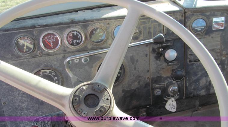 image for item E3681 1980 International 1840 Paystar semi truck