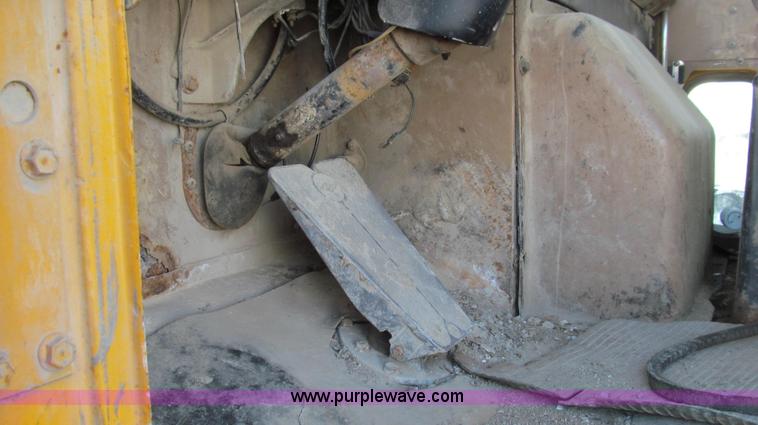 image for item E3681 1980 International 1840 Paystar semi truck