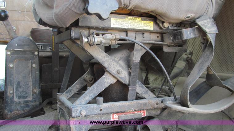 image for item E3681 1980 International 1840 Paystar semi truck