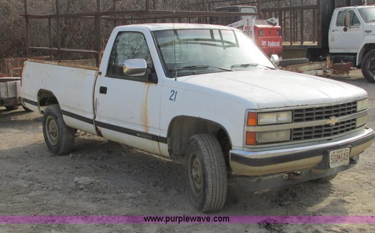 image for item E7033 1990 Chevrolet Scottsdale 2500 pickup truck