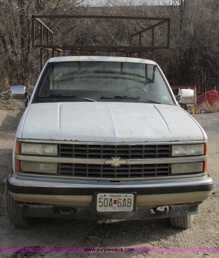 image for item E7033 1990 Chevrolet Scottsdale 2500 pickup truck
