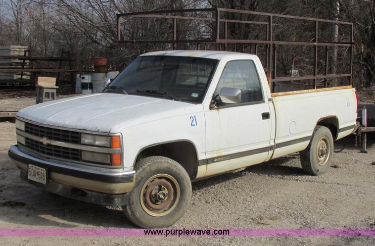 image for item E7033 1990 Chevrolet Scottsdale 2500 pickup truck