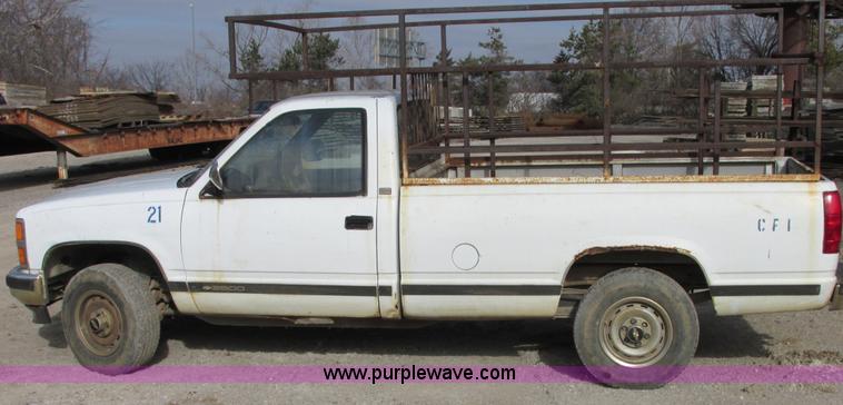 image for item E7033 1990 Chevrolet Scottsdale 2500 pickup truck