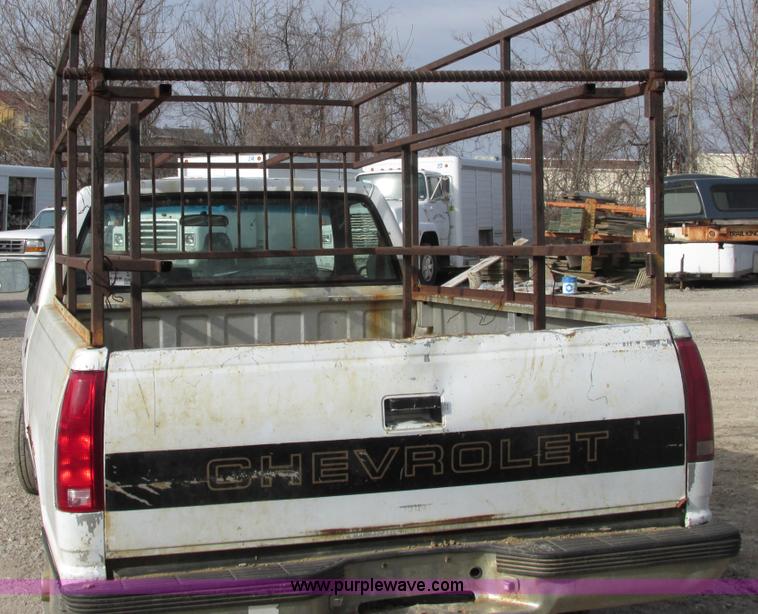 image for item E7033 1990 Chevrolet Scottsdale 2500 pickup truck