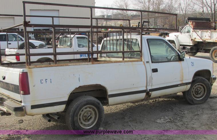 image for item E7033 1990 Chevrolet Scottsdale 2500 pickup truck