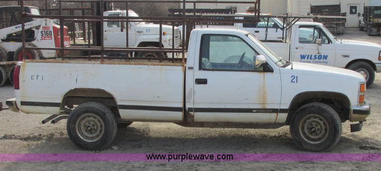 image for item E7033 1990 Chevrolet Scottsdale 2500 pickup truck