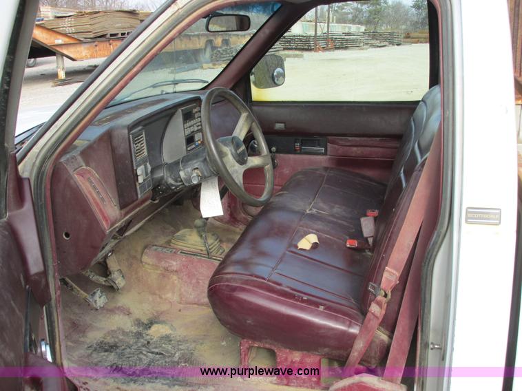 image for item E7033 1990 Chevrolet Scottsdale 2500 pickup truck