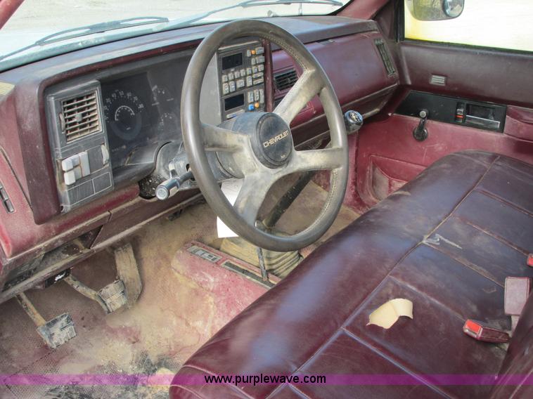 image for item E7033 1990 Chevrolet Scottsdale 2500 pickup truck