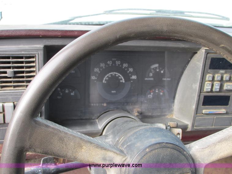 image for item E7033 1990 Chevrolet Scottsdale 2500 pickup truck