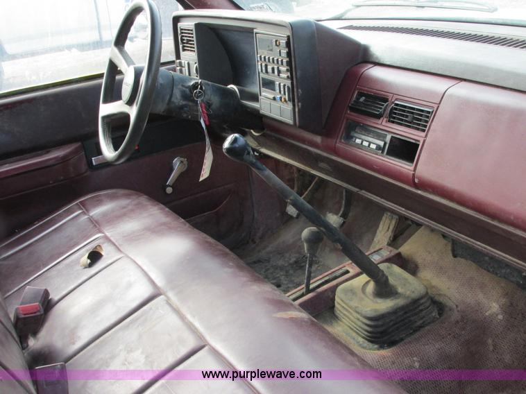 image for item E7033 1990 Chevrolet Scottsdale 2500 pickup truck