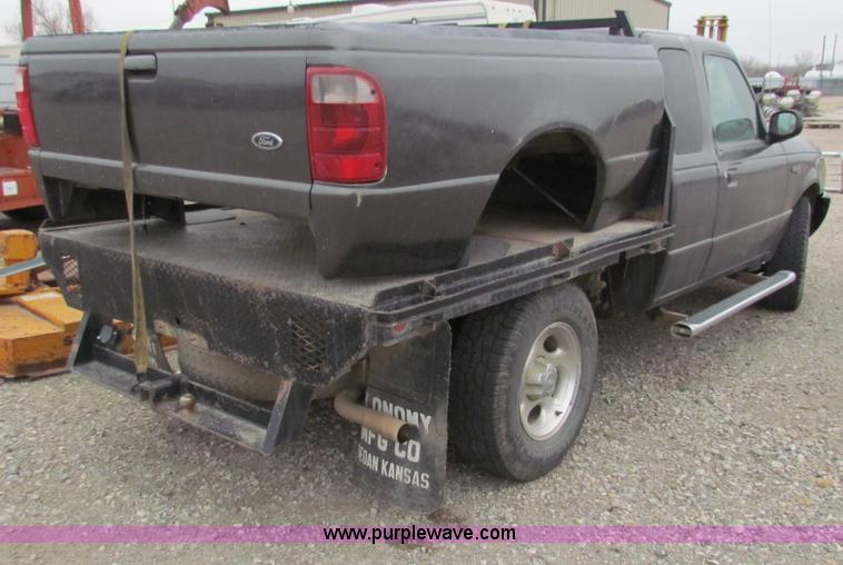 image for item E8291 2004 Ford Ranger XLT SuperCab flatbed pickup truck