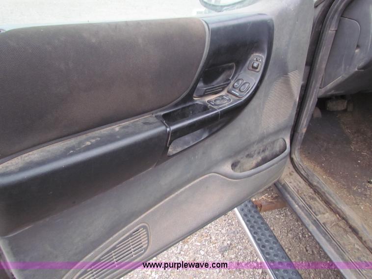 image for item E8291 2004 Ford Ranger XLT SuperCab flatbed pickup truck