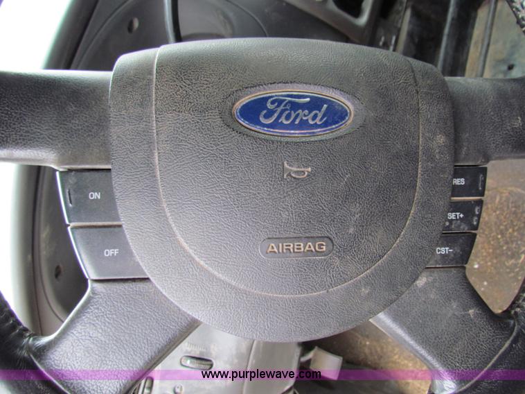 image for item E8291 2004 Ford Ranger XLT SuperCab flatbed pickup truck