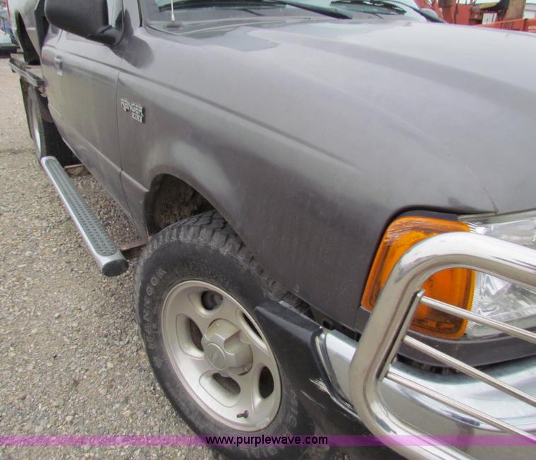 image for item E8291 2004 Ford Ranger XLT SuperCab flatbed pickup truck