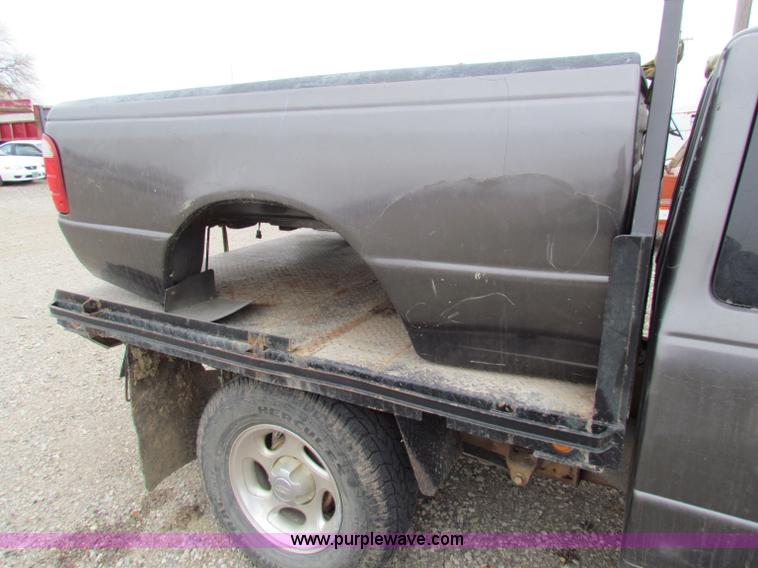 image for item E8291 2004 Ford Ranger XLT SuperCab flatbed pickup truck