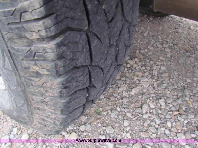 image for item E8291 2004 Ford Ranger XLT SuperCab flatbed pickup truck