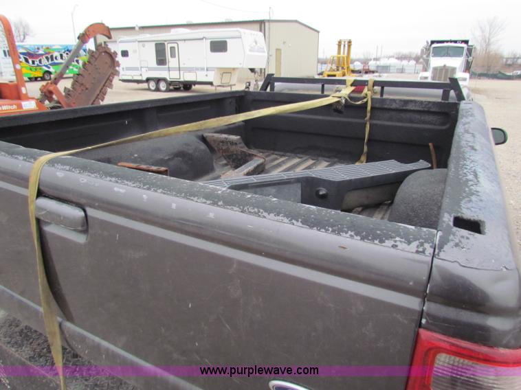 image for item E8291 2004 Ford Ranger XLT SuperCab flatbed pickup truck