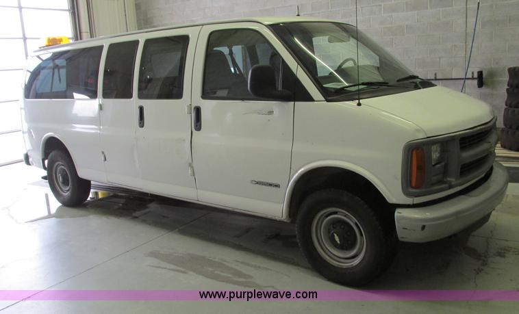 image for item F4276 2002 Chevrolet Express 3500 van