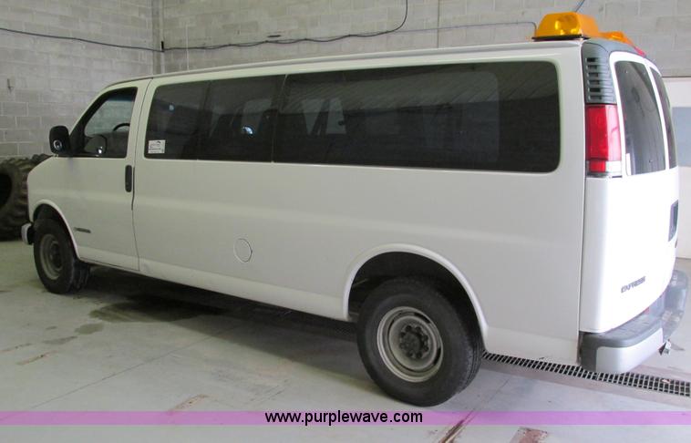 image for item F4276 2002 Chevrolet Express 3500 van