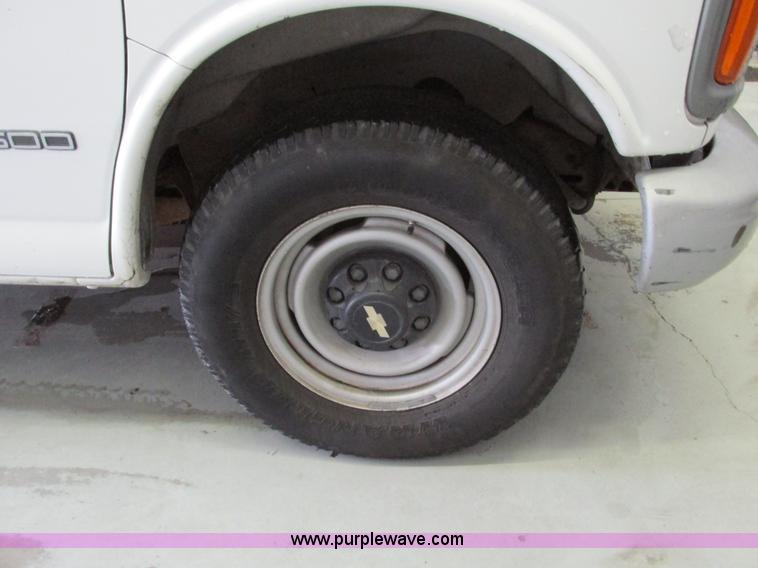 image for item F4276 2002 Chevrolet Express 3500 van