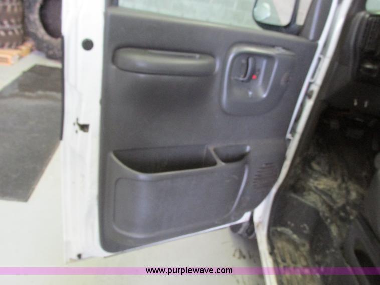 image for item F4276 2002 Chevrolet Express 3500 van