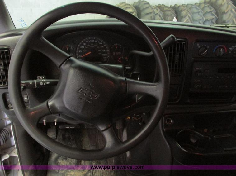 image for item F4276 2002 Chevrolet Express 3500 van