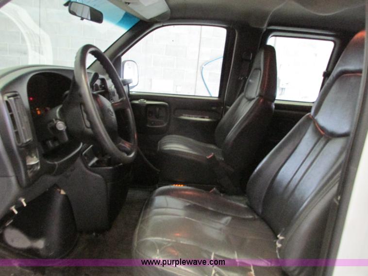 image for item F4276 2002 Chevrolet Express 3500 van