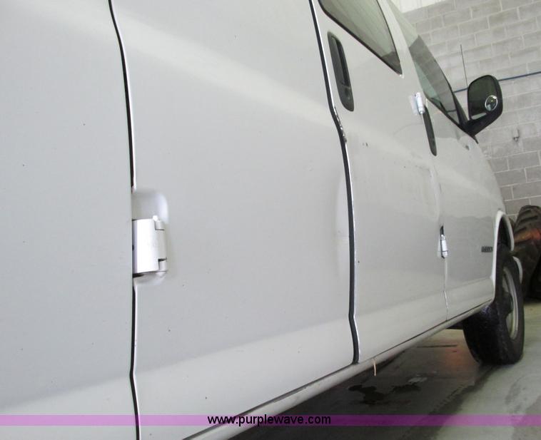 image for item F4276 2002 Chevrolet Express 3500 van