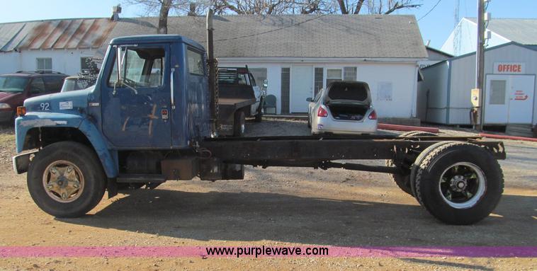 image for item F4688 1983 International S1954 truck cab and chassis