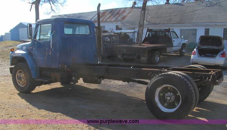image for item F4688 1983 International S1954 truck cab and chassis