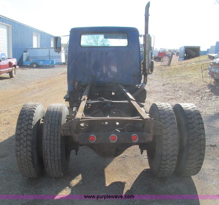 image for item F4688 1983 International S1954 truck cab and chassis