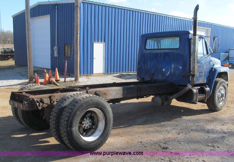 image for item F4688 1983 International S1954 truck cab and chassis