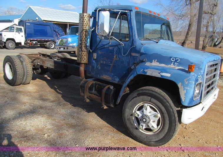 image for item F4688 1983 International S1954 truck cab and chassis