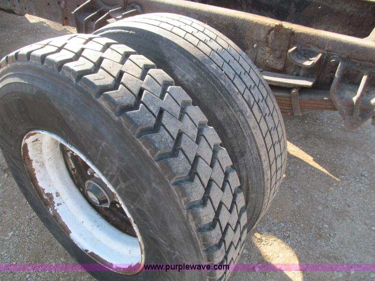 image for item F4688 1983 International S1954 truck cab and chassis