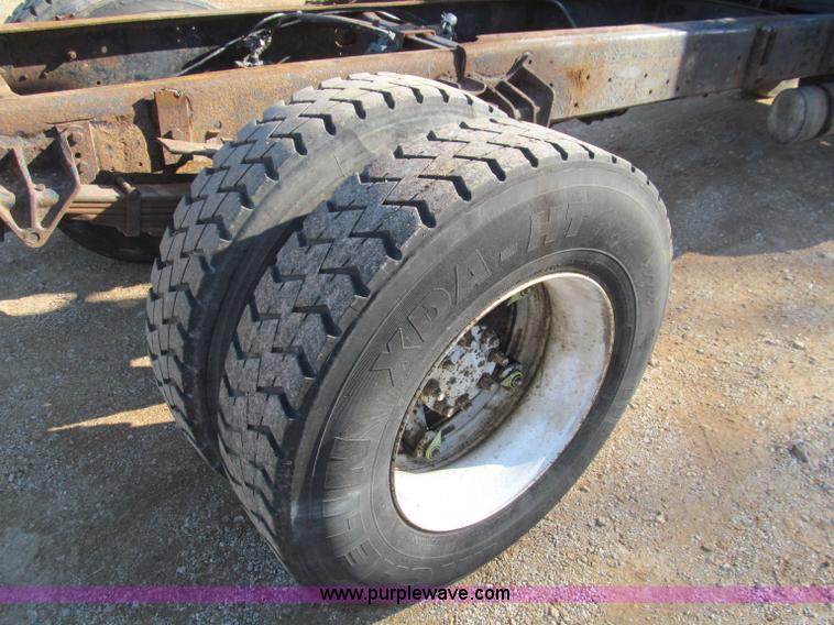 image for item F4688 1983 International S1954 truck cab and chassis