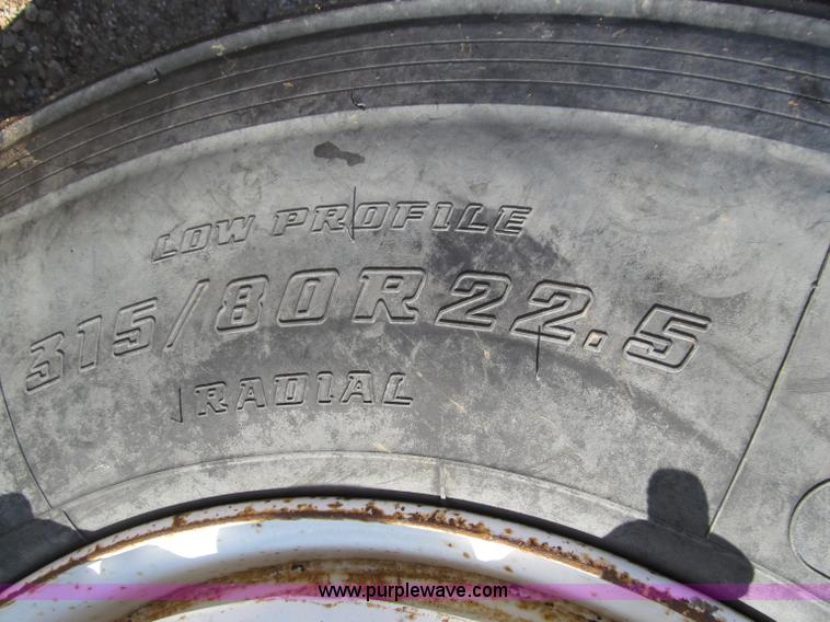 image for item F4688 1983 International S1954 truck cab and chassis