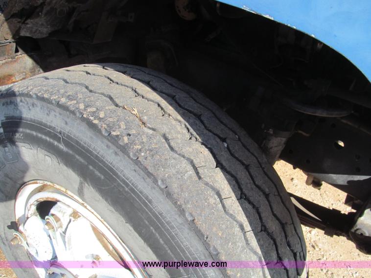 image for item F4688 1983 International S1954 truck cab and chassis