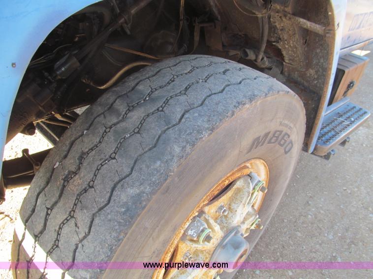 image for item F4688 1983 International S1954 truck cab and chassis