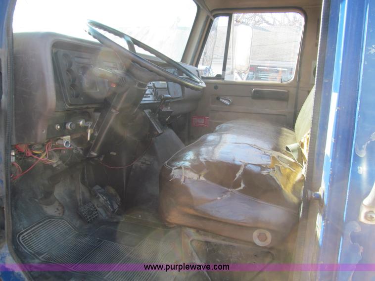 image for item F4688 1983 International S1954 truck cab and chassis