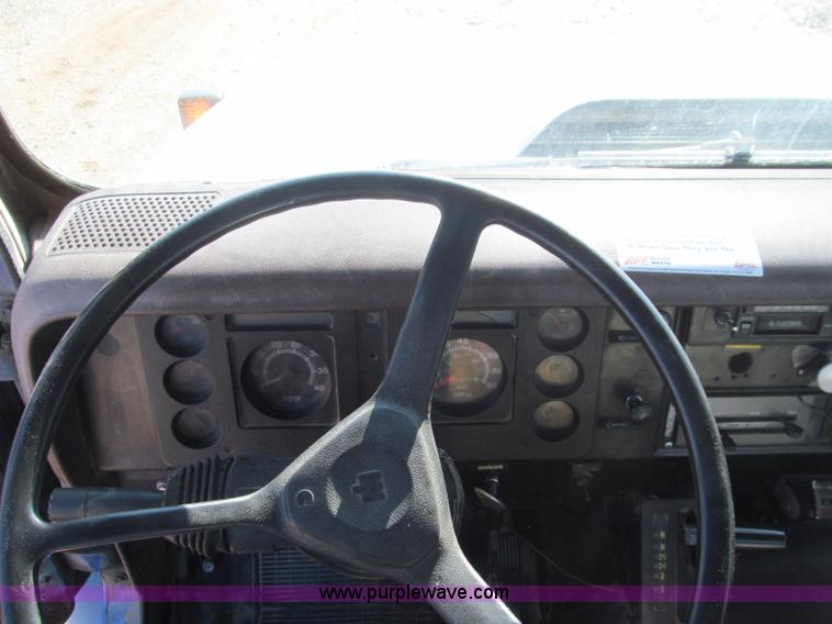 image for item F4688 1983 International S1954 truck cab and chassis