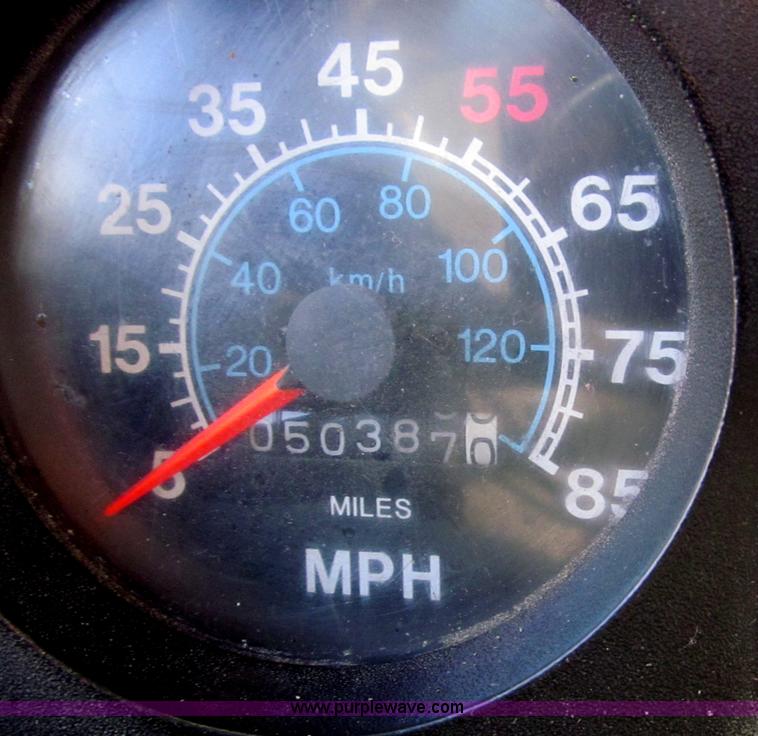 image for item F4688 1983 International S1954 truck cab and chassis