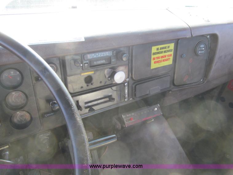 image for item F4688 1983 International S1954 truck cab and chassis