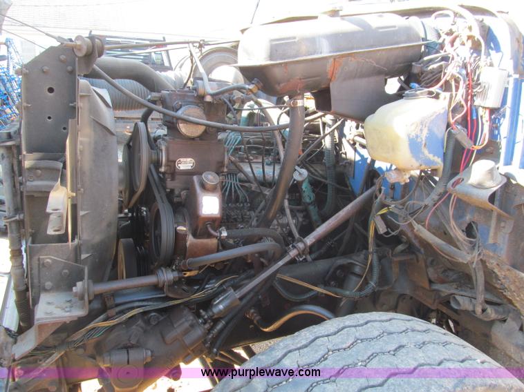 image for item F4688 1983 International S1954 truck cab and chassis