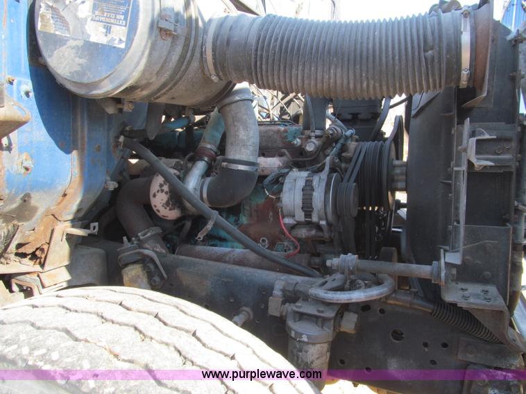 image for item F4688 1983 International S1954 truck cab and chassis