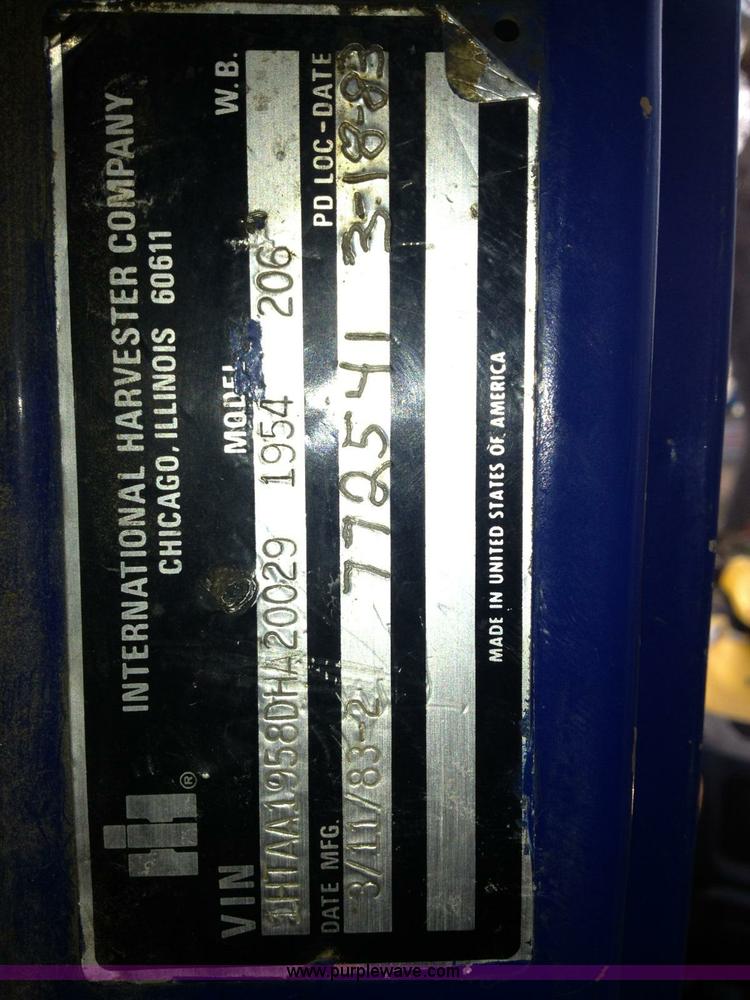 image for item F4688 1983 International S1954 truck cab and chassis