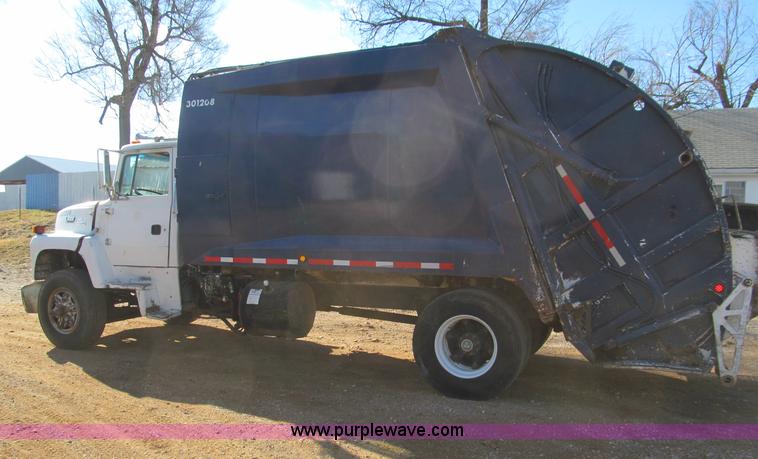 image for item F4689 1993 Ford L8000 refuse truck